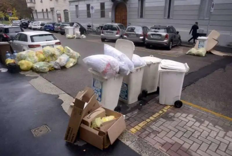 milano   cumuli di rifiuti per strada per lo sciopero dei netturbini   32