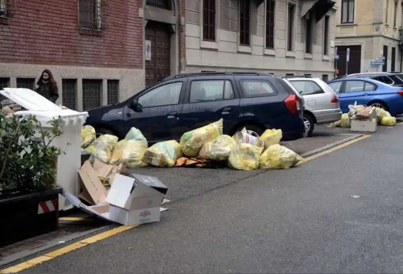 milano   cumuli di rifiuti per strada per lo sciopero dei netturbini   33