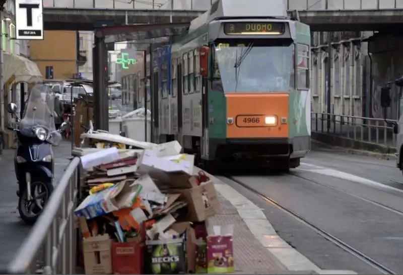 milano   cumuli di rifiuti per strada per lo sciopero dei netturbini   34