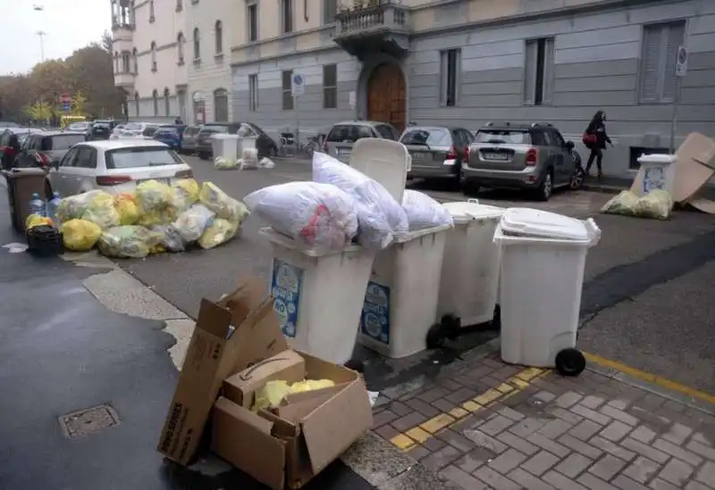 milano   cumuli di rifiuti per strada per lo sciopero dei netturbini   35