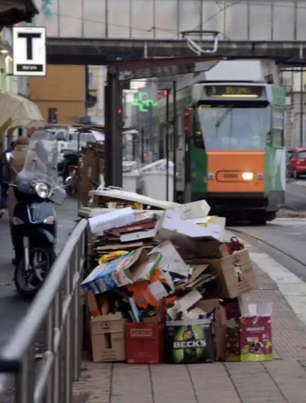 milano   cumuli di rifiuti per strada per lo sciopero dei netturbini   36