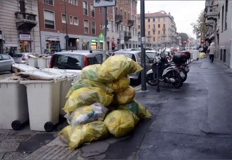 milano   cumuli di rifiuti per strada per lo sciopero dei netturbini   37