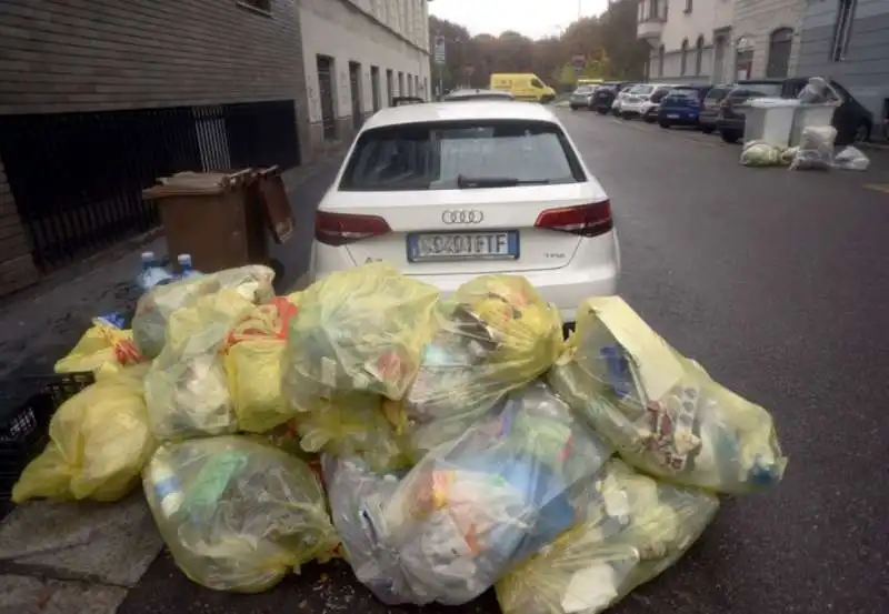 milano   cumuli di rifiuti per strada per lo sciopero dei netturbini   39