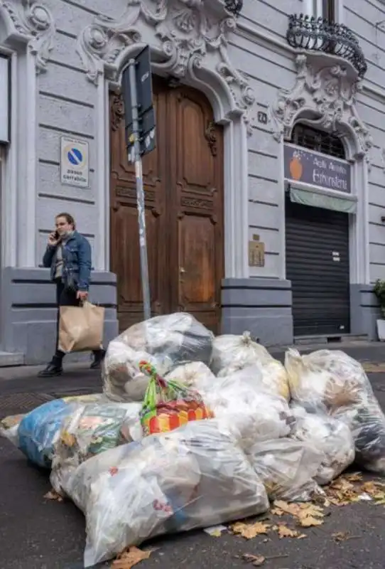 milano   cumuli di rifiuti per strada per lo sciopero dei netturbini   4