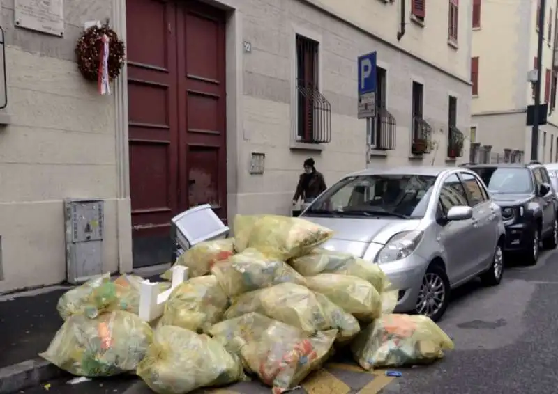 milano   cumuli di rifiuti per strada per lo sciopero dei netturbini   40