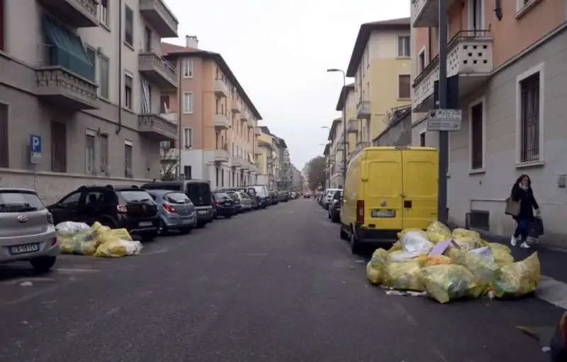 milano   cumuli di rifiuti per strada per lo sciopero dei netturbini   41