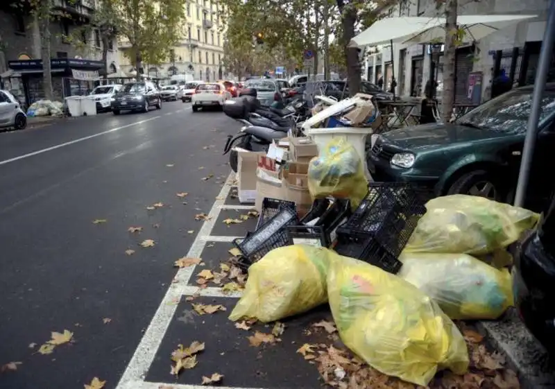 milano   cumuli di rifiuti per strada per lo sciopero dei netturbini   42