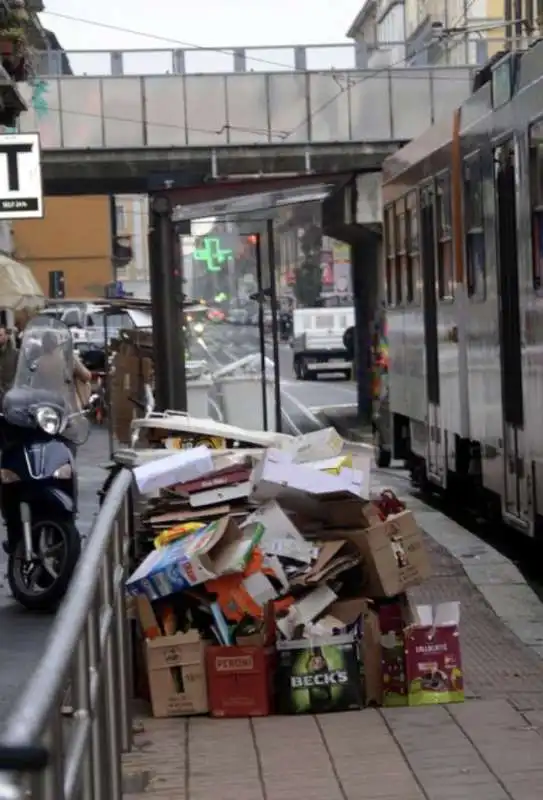 milano   cumuli di rifiuti per strada per lo sciopero dei netturbini   43