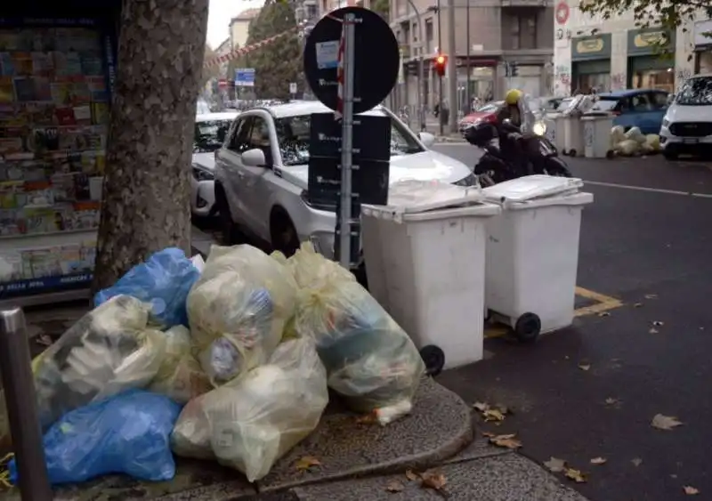 milano   cumuli di rifiuti per strada per lo sciopero dei netturbini   44