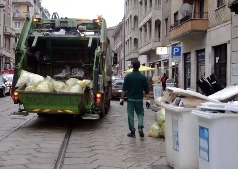 milano   cumuli di rifiuti per strada per lo sciopero dei netturbini   45