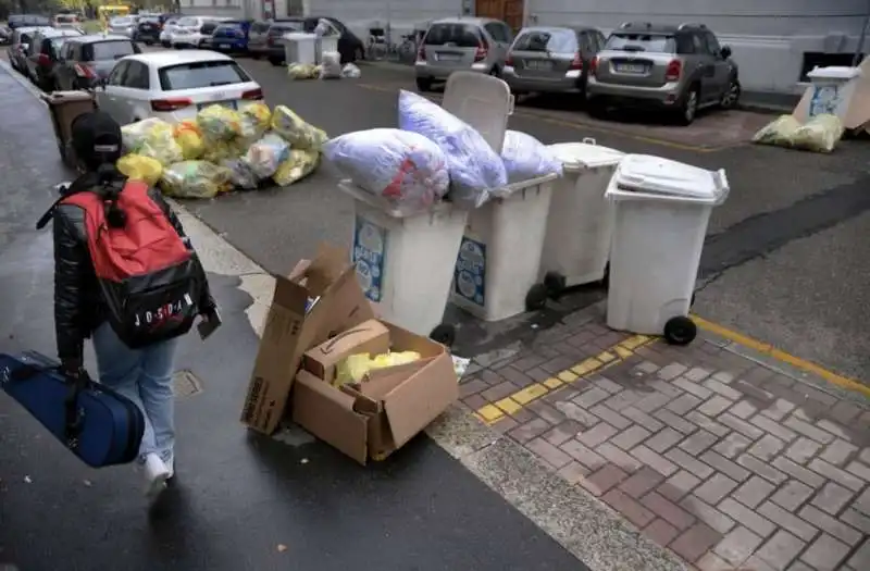 milano   cumuli di rifiuti per strada per lo sciopero dei netturbini   46