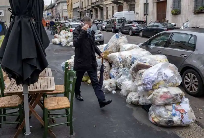 milano   cumuli di rifiuti per strada per lo sciopero dei netturbini   5