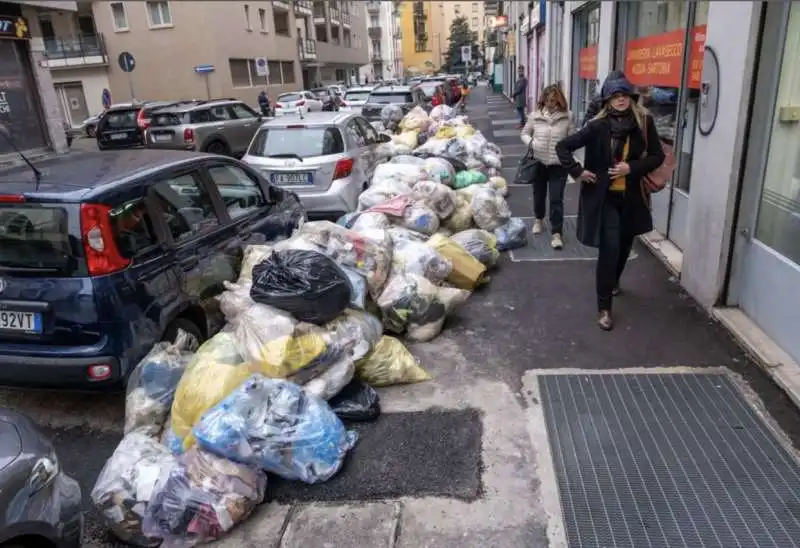 milano   cumuli di rifiuti per strada per lo sciopero dei netturbini   6