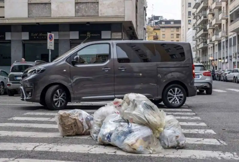 milano   cumuli di rifiuti per strada per lo sciopero dei netturbini   7