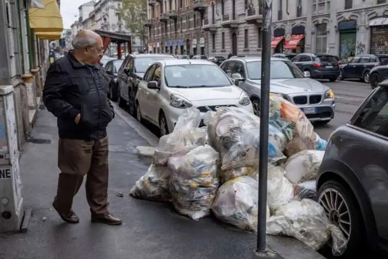 milano   cumuli di rifiuti per strada per lo sciopero dei netturbini   8