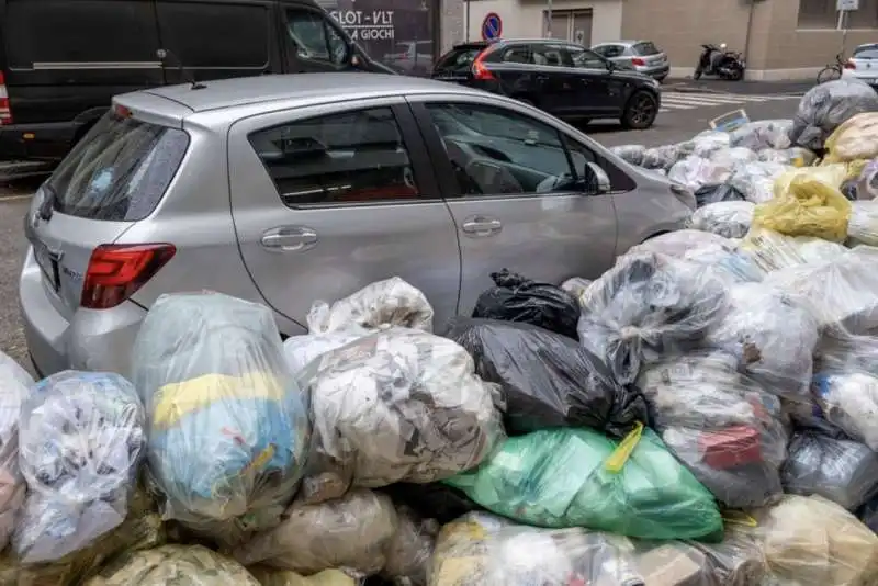 milano   cumuli di rifiuti per strada per lo sciopero dei netturbini   9