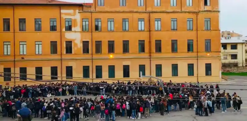 protesta al liceo ulisse dini di pisa per geremia 3