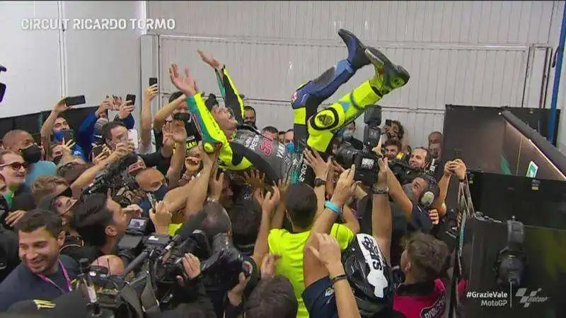 VALENTINO ROSSI STAGE DIVING