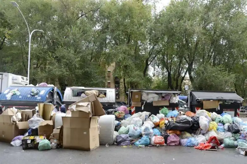 Rifiuti gettati in strada ROMA