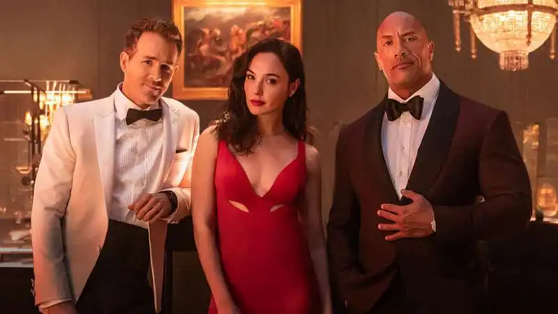 ryan reynolds gal gadot dwayne johnson   red notice 