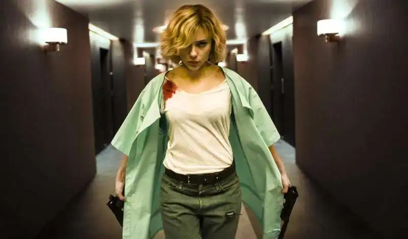 scarlett johansson in lucy di luc besson  