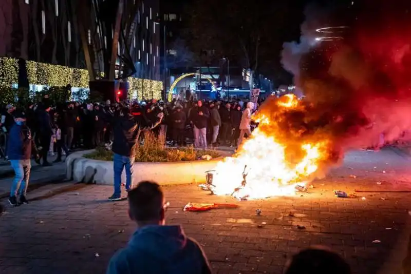 scontri e violenze nelle proteste nei paesi bassi 1