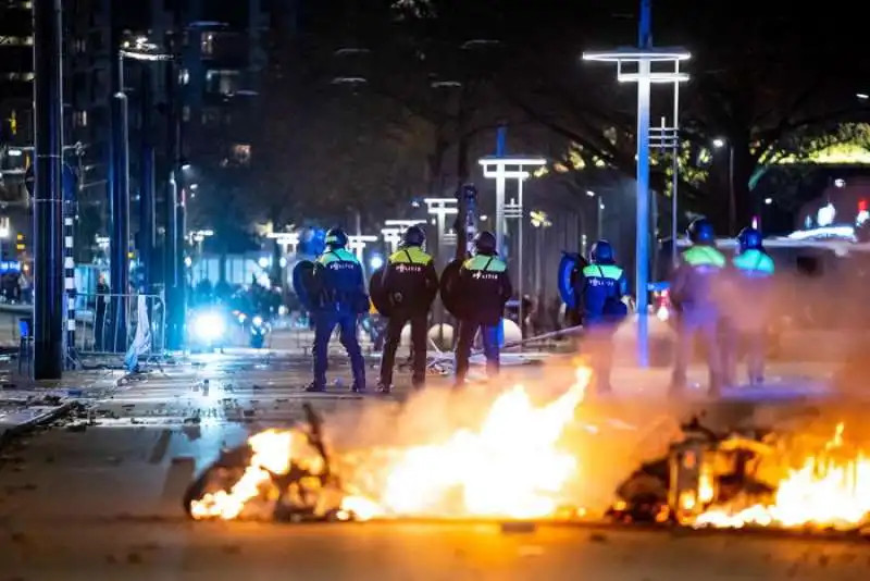 scontri e violenze nelle proteste nei paesi bassi 4