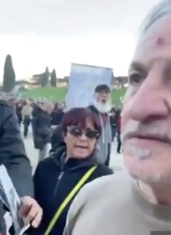 selvaggia lucarelli aggredita da un no vax al circo massimo 1