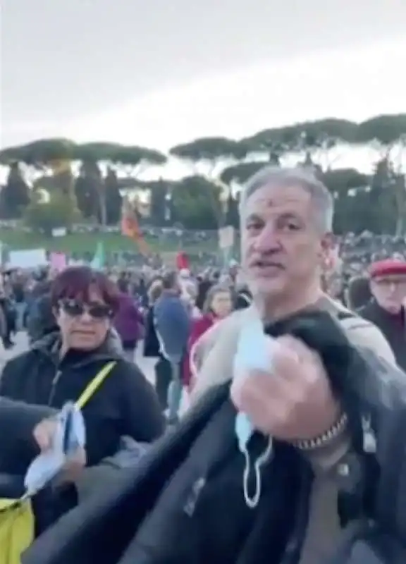 selvaggia lucarelli aggredita da un no vax al circo massimo 3