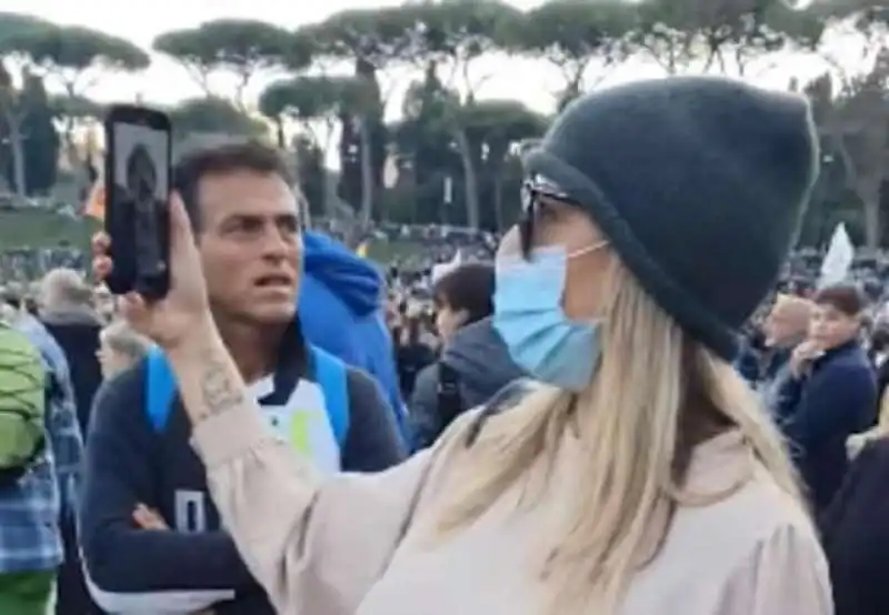 SELVAGGIA LUCARELLI AL CIRCO MASSIMO TRA I NO VAX