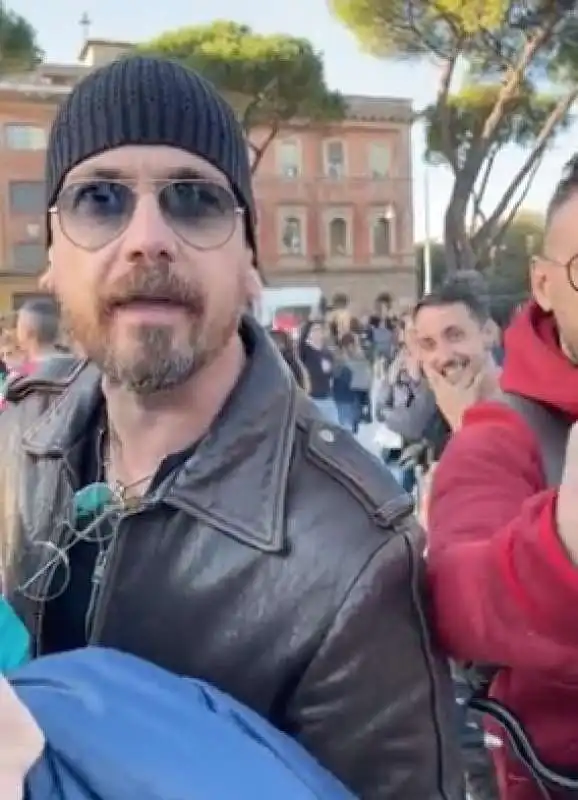 selvaggia lucarelli alla manifestazione no vax 2