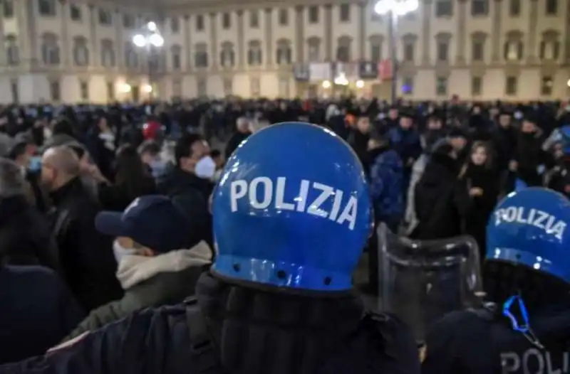 tensione alla manifestazione no vax a milano 2