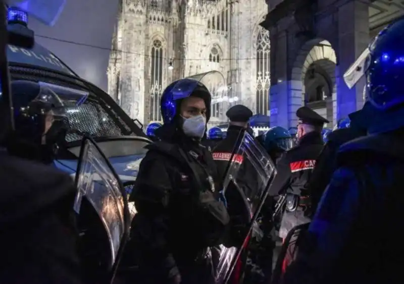 tensione alla manifestazione no vax a milano 4