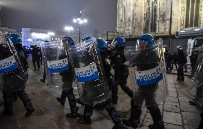 tensione alla manifestazione no vax a milano 9