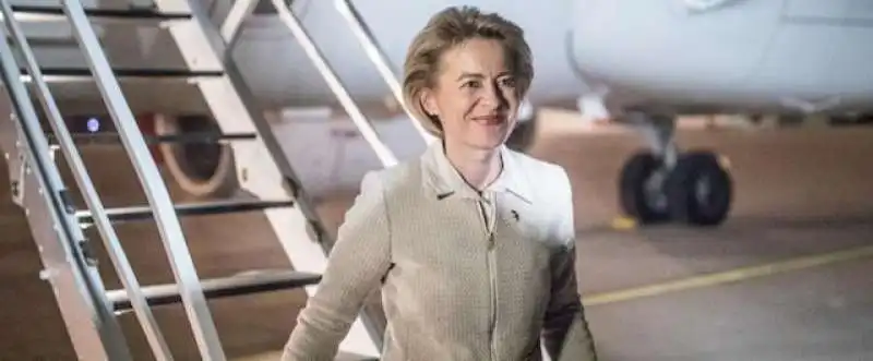 URSULA VON DER LEYEN SCENDE DALL AEREO