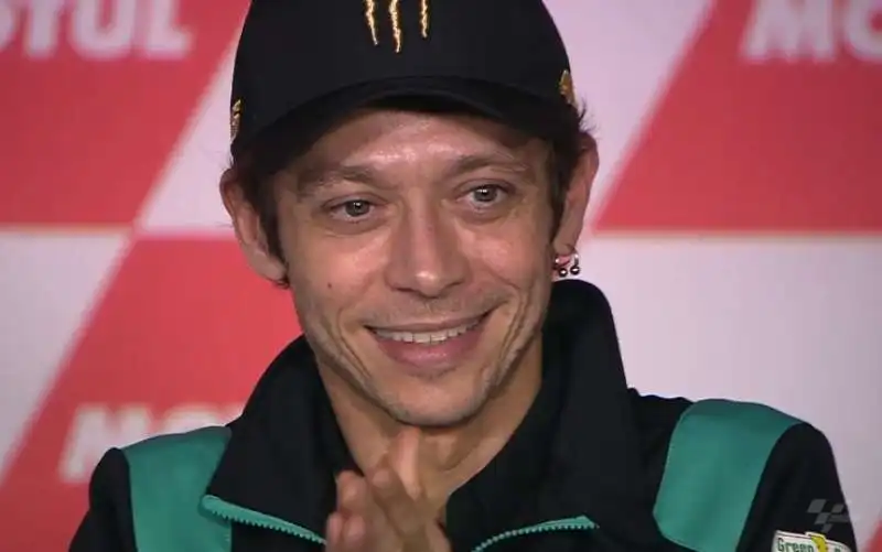 valentino rossi commosso in conferenza stampa