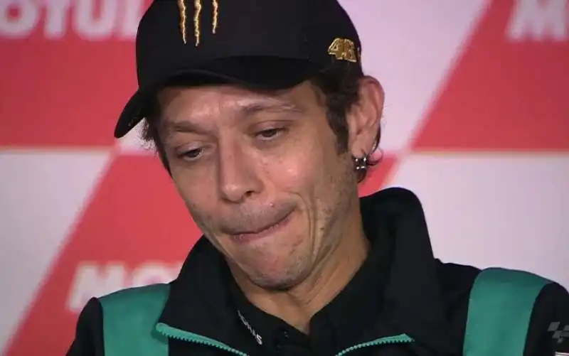 valentino rossi commosso in conferenza stampa