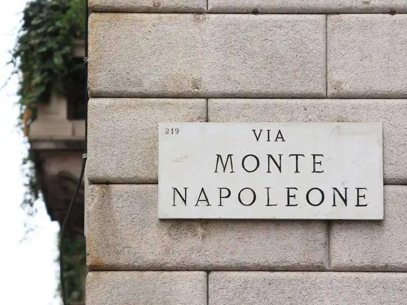 via monte napoleone a milano 2