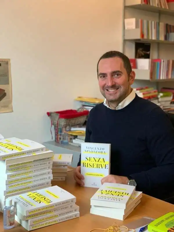 VINCENZO SPADAFORA CON IL SUO LIBRO 