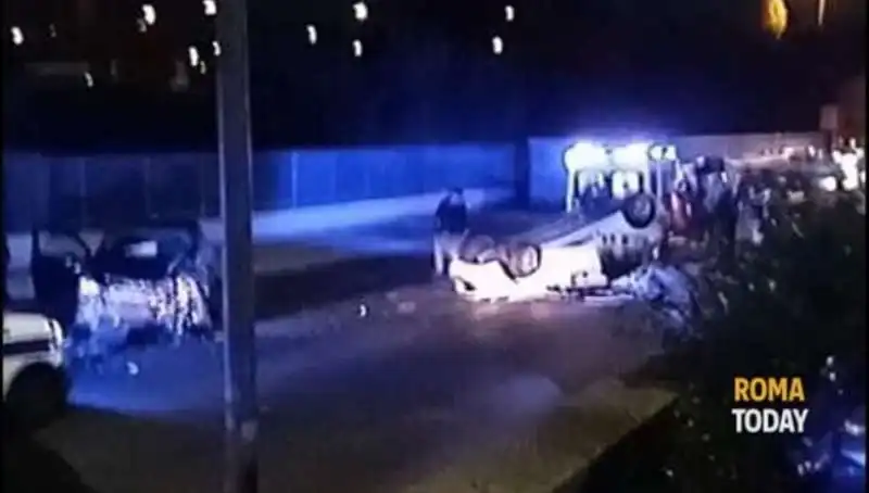 AUTO RIBALTATA IN VIA PRENESTINA A ROMA