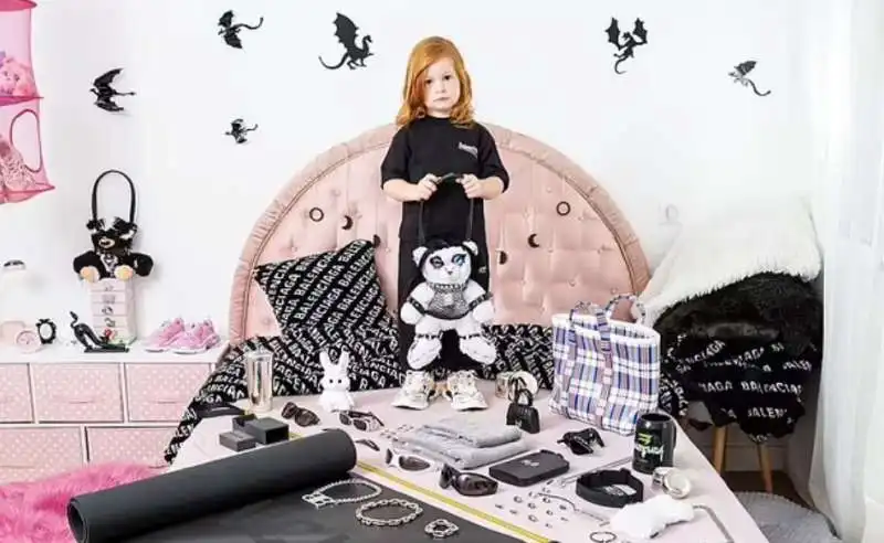 balenciaga e lo spot con i bimbi e gli oggetti bondage 2