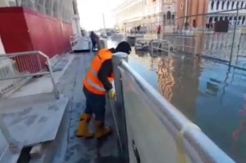 barriera di vetro difende san marco a venezia 1