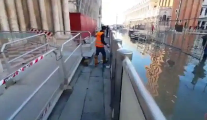 barriera di vetro difende san marco a venezia 8