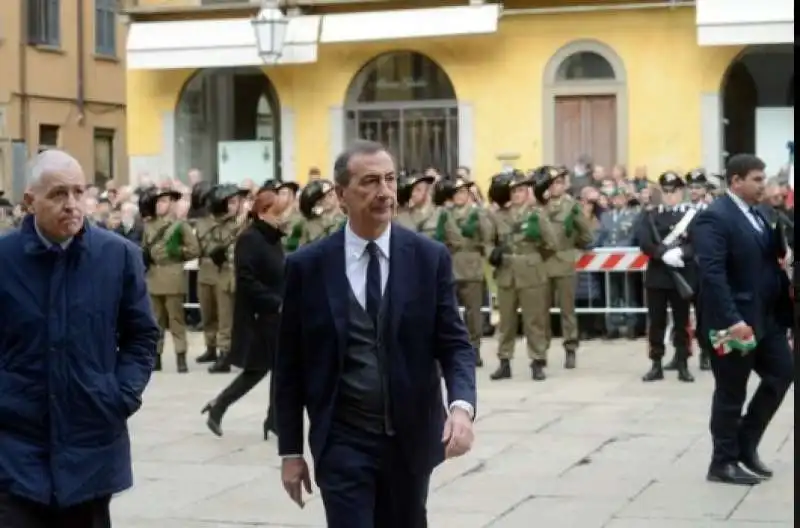 beppe sala ai funerali di roberto maroni