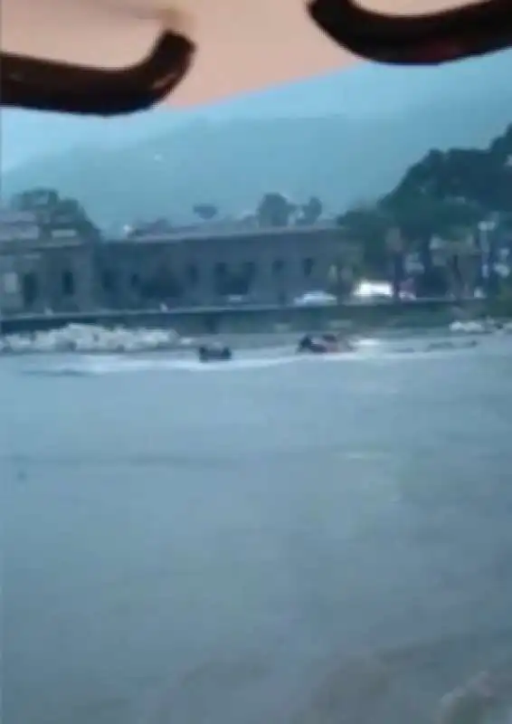 CARCASSE DELLA AUTO IN MARE DOPO LA FRANA A CASAMICCIOLA, ISCHIA.  