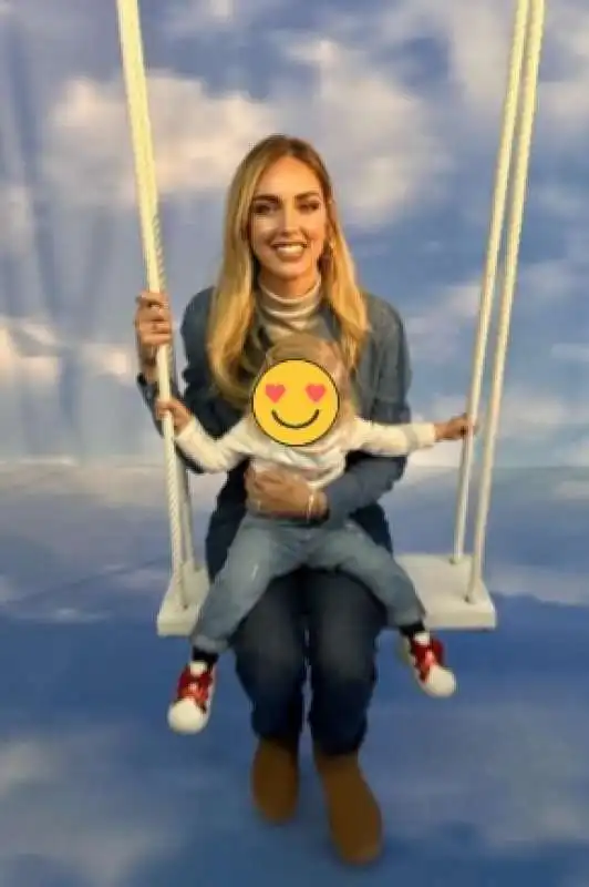 chiara ferragni fedez e i figli al museum of dreamers di milano 4