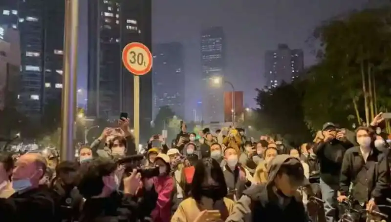 CINA - SCONTRI E PROTESTE A GUANGZHOU CONTRO LE RESTRIZIONI ANTI COVID