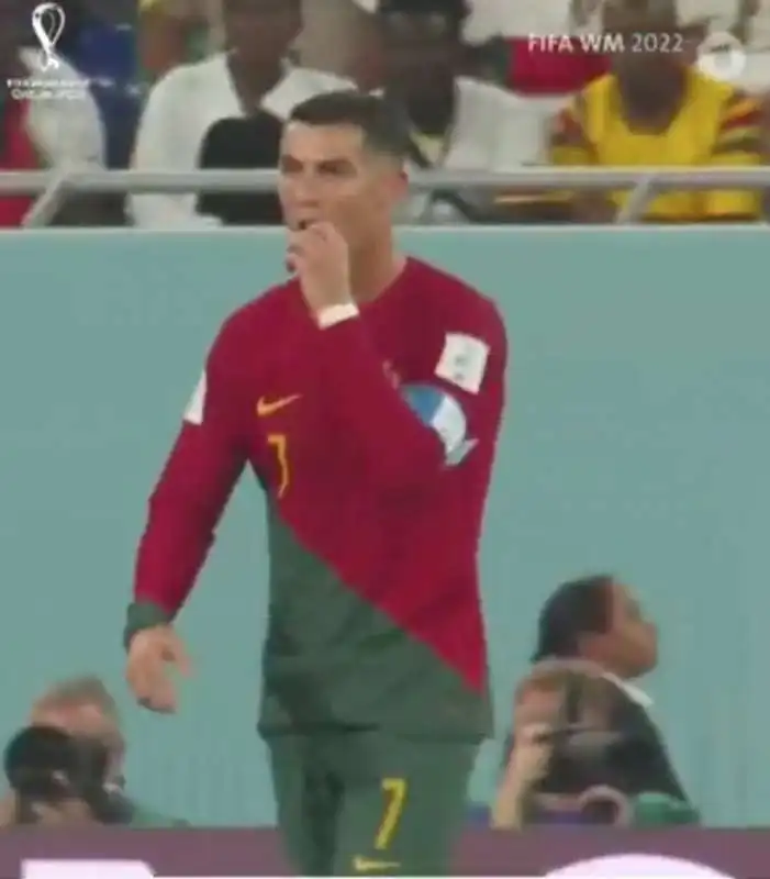 CRISTIANO RONALDO SI METTE LE MANI NEI PANTALONCINI 