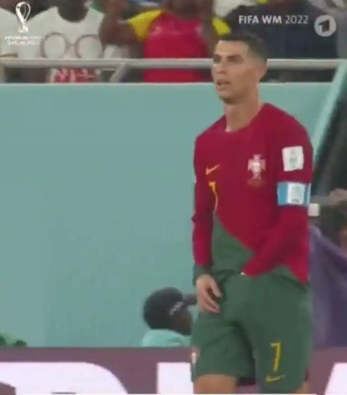 CRISTIANO RONALDO SI METTE LE MANI NEI PANTALONCINI 