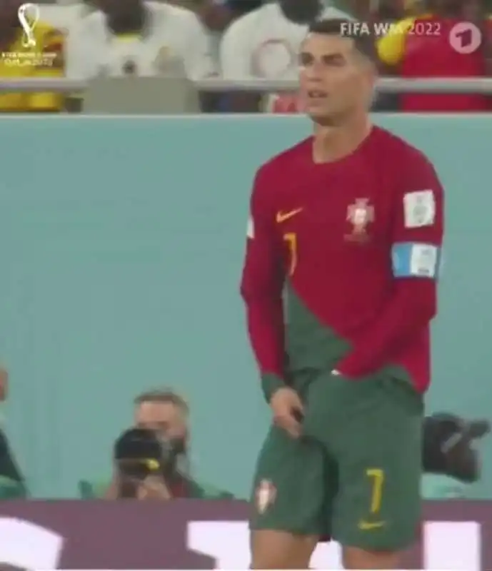 CRISTIANO RONALDO SI METTE LE MANI NEI PANTALONCINI 